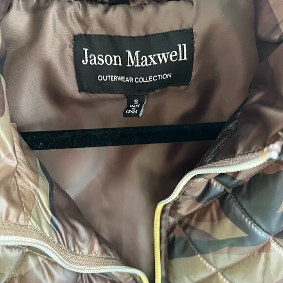 NWOT Women's Sleek Camo Puffer Vest Square Pockets Gold Accents Size Small - Picture 4 of 8